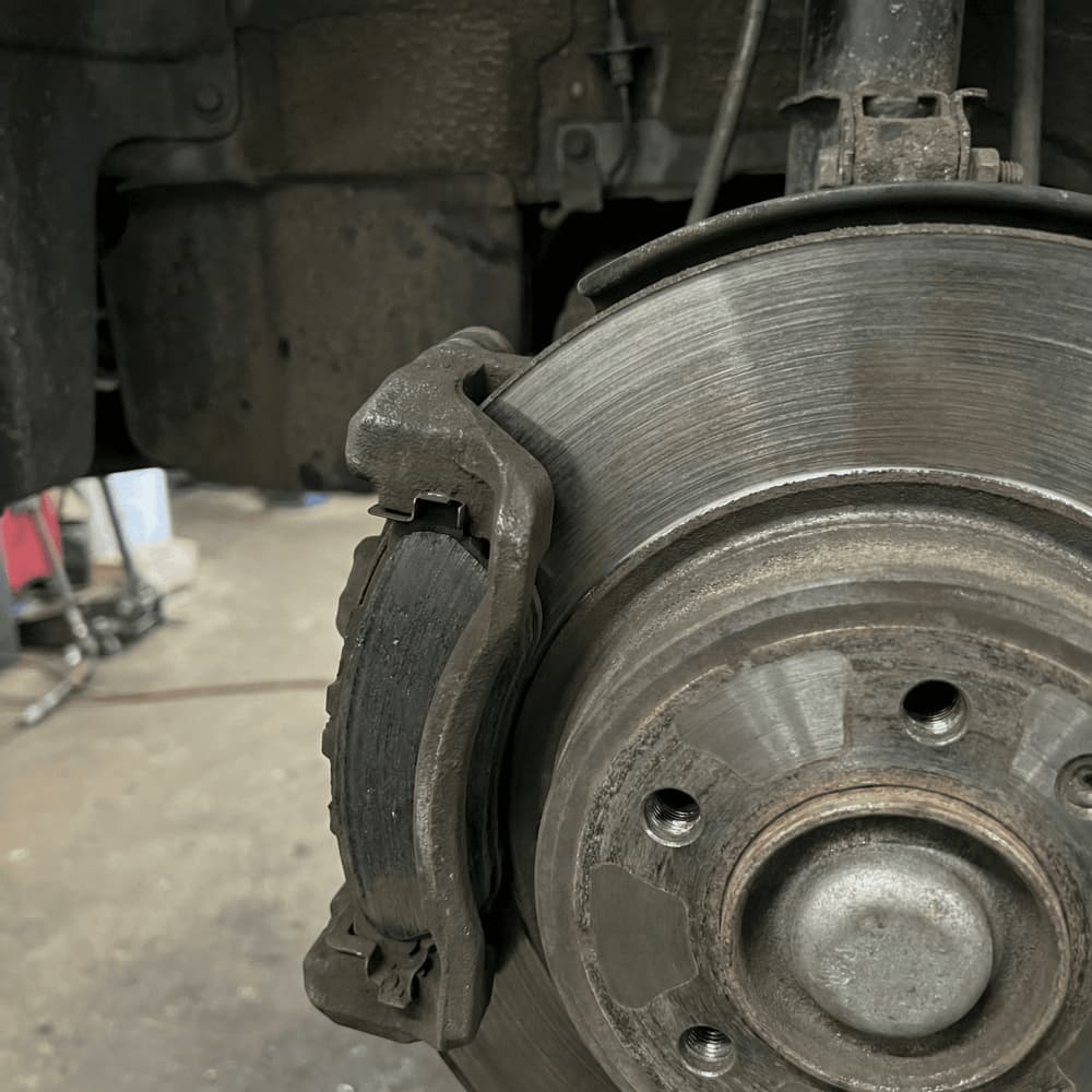 Kısmen Aşınmış Fren Balatası Ve Hafif Çizikler Bulunan Fren Diski