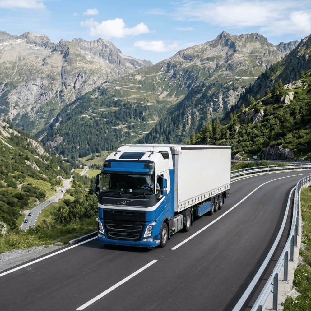 Dağlık Yolda Virajlı Asfalt Üzerinde Ilerleyen Mavi Ve Beyaz Tır